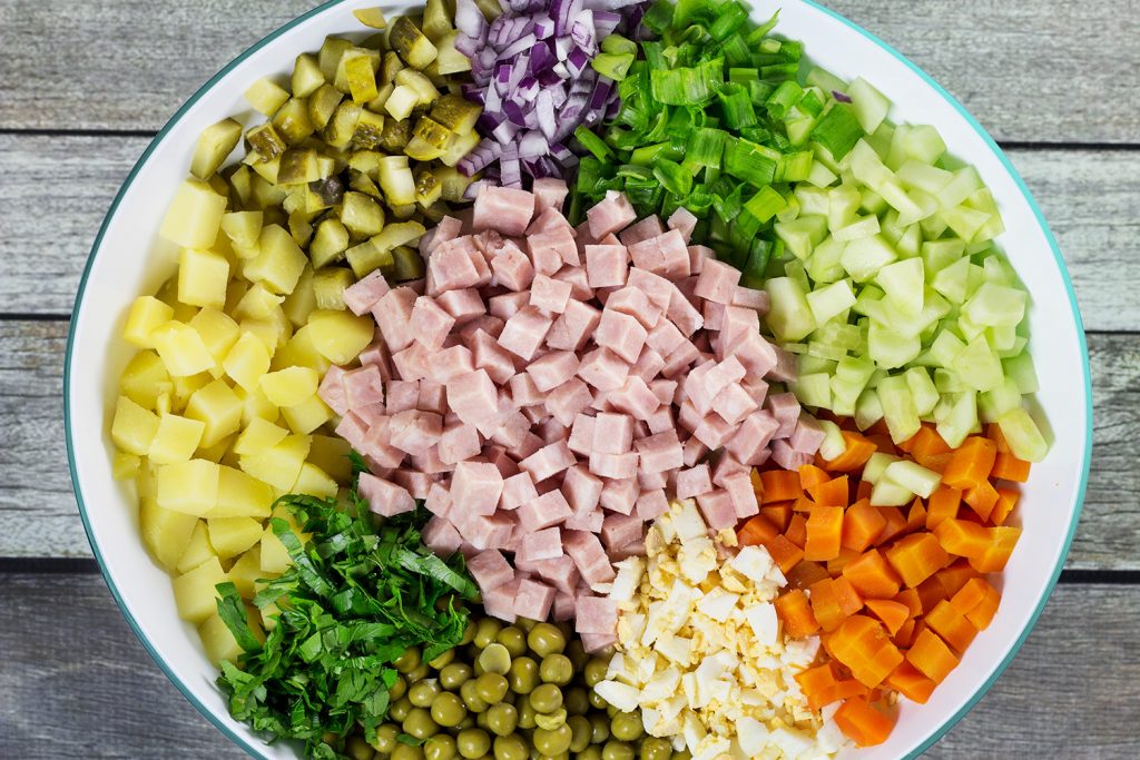 Салат из цветной капусты с овощами и яйцом (детское питание)