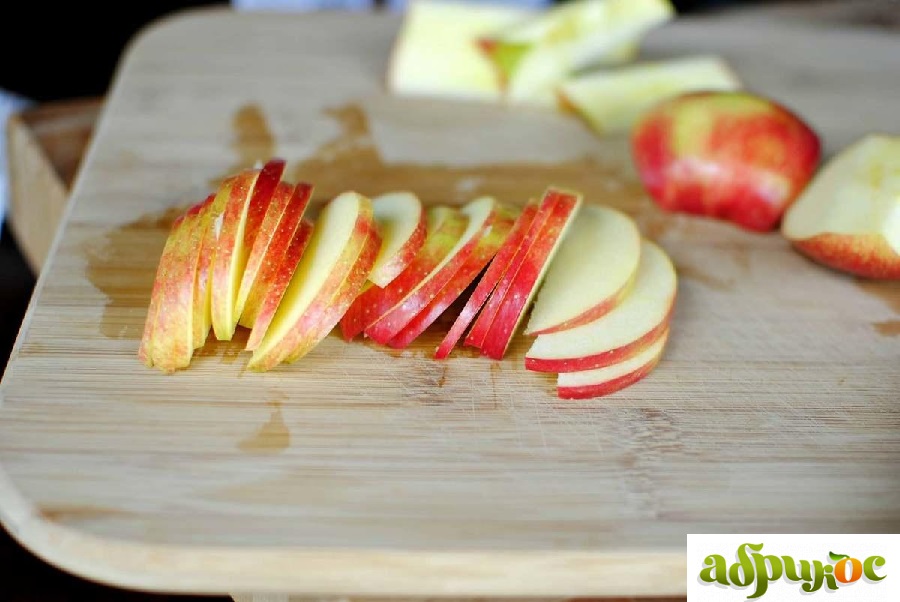 Приготовление и нарезка яблок для шарлотки