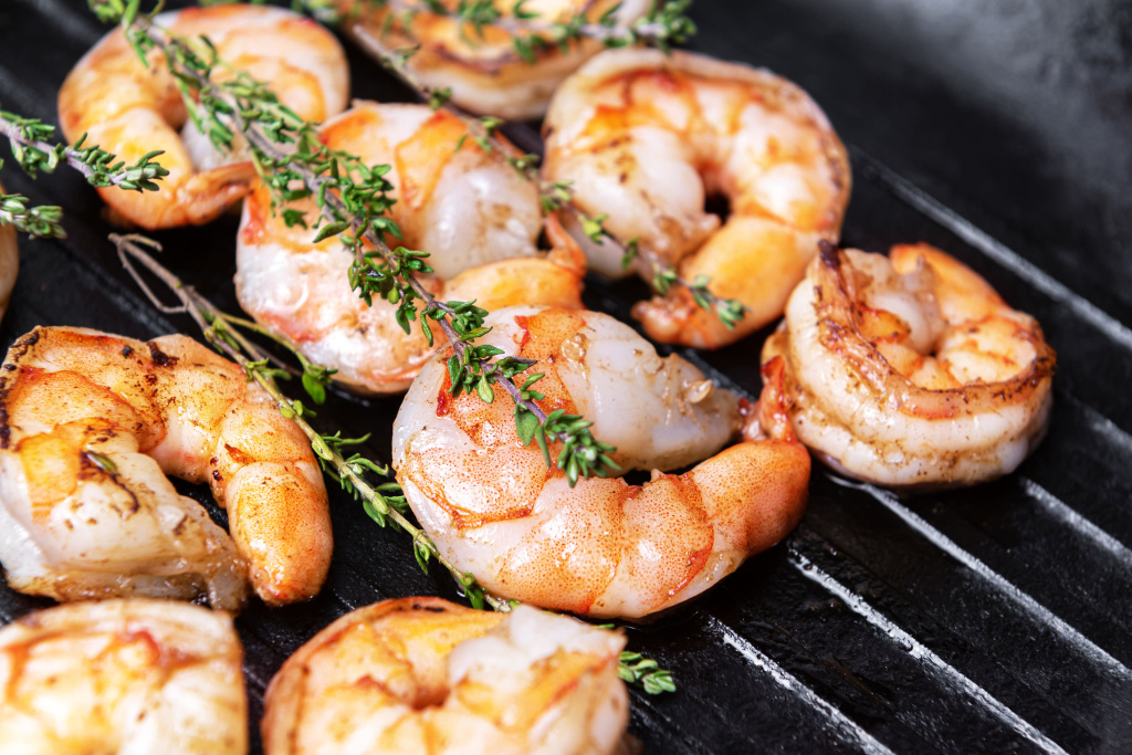 fried-shrimps-with-herbs-close-up-view-min.jpg