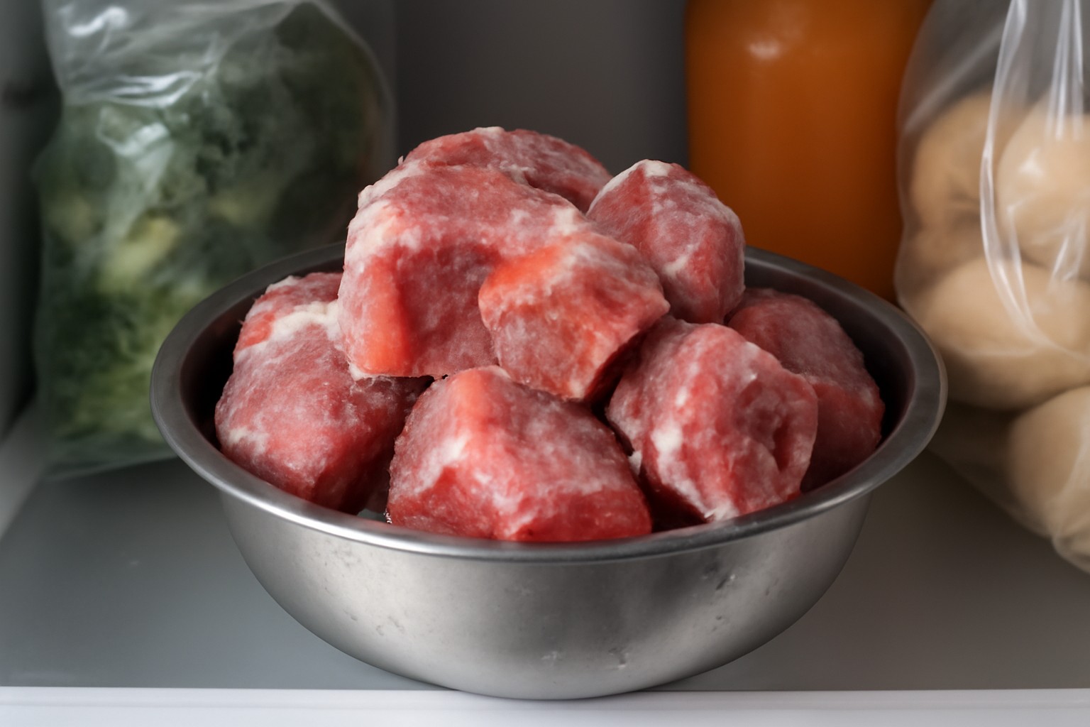 Как быстро разморозить мясо в холодильнике