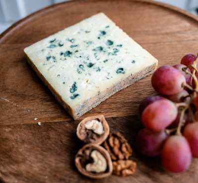 Сыр ВЮРД Дор Блю по-итальянски с голубой плесенью 50% ~1кг